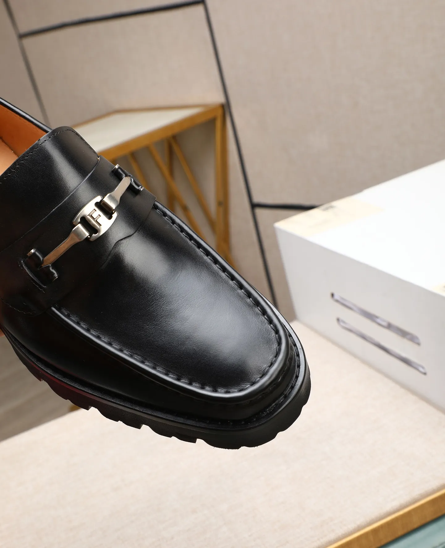 Men's shoes 💰500 📛📛(water-dyed cow lining) Salvatore Ferragamo high-end (Salvatore Ferragamo) is the top international luxury footwear brand. It comes from the fashion kingdom of Italy. It is famous all over the world for its traditional handmade design and novel styles...🚶🏻🚶🏻New suit shoes are available simultaneously at the counter. This model is purely handmade. The fabric is imported Italian calfskin➕soft water-dyed cowhide lining. Original authentic outsole🌀🌀Size: 38➖44.